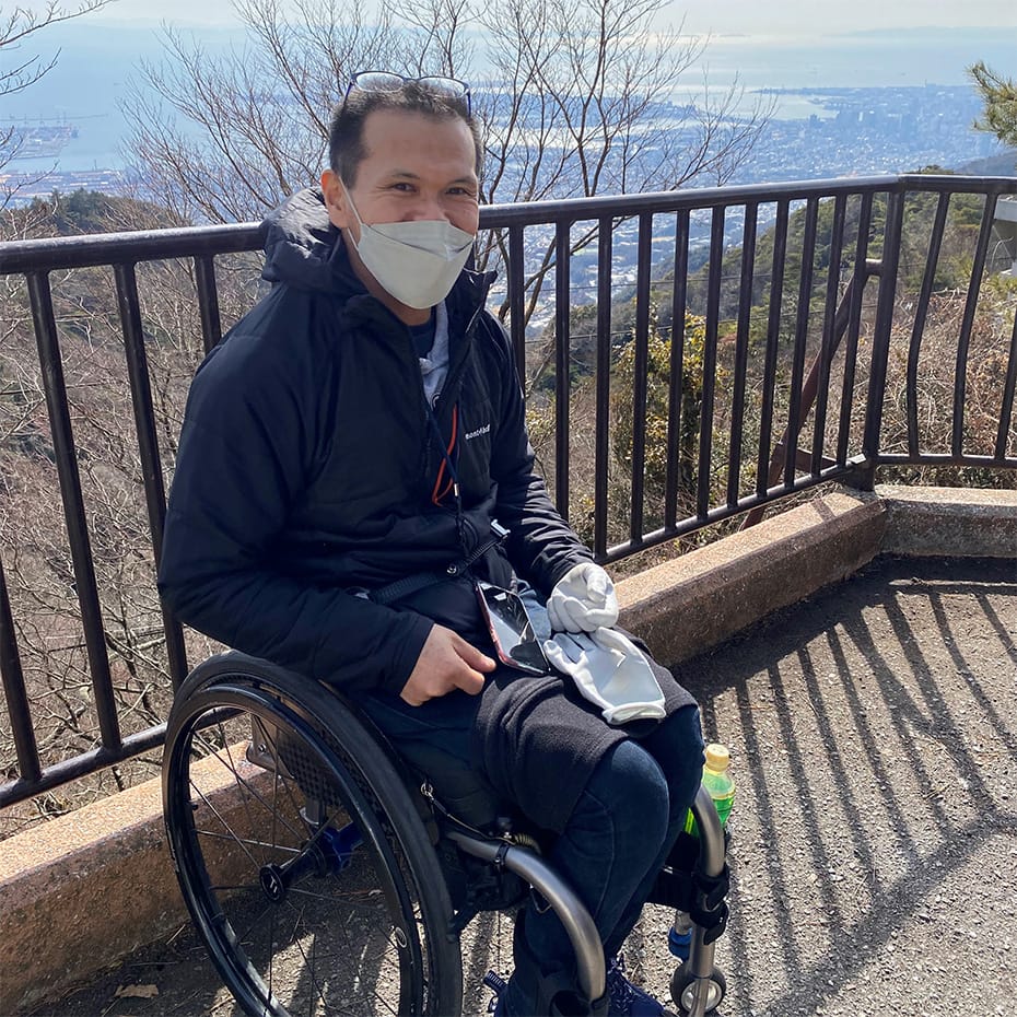 目的地で記念撮影をする車いすユーザー