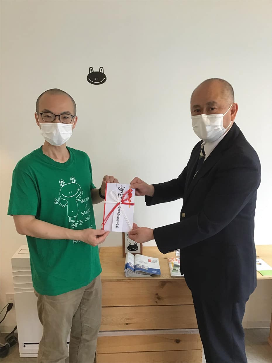 小児がん患者支援施設「チャイルド・ケモ・ハウス」へ寄付している様子