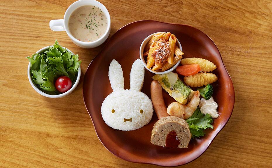 プレートのミッフィ専門店「ナインチェ」の食事メニューの一例写真。スープやサラダ、ミッフィー型のライスが盛り付けられたプレートの写真。