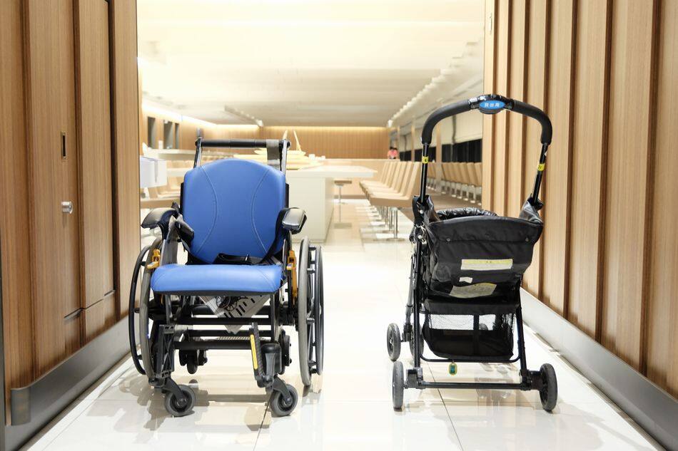 車いすとベビーカーがすれ違っている様子