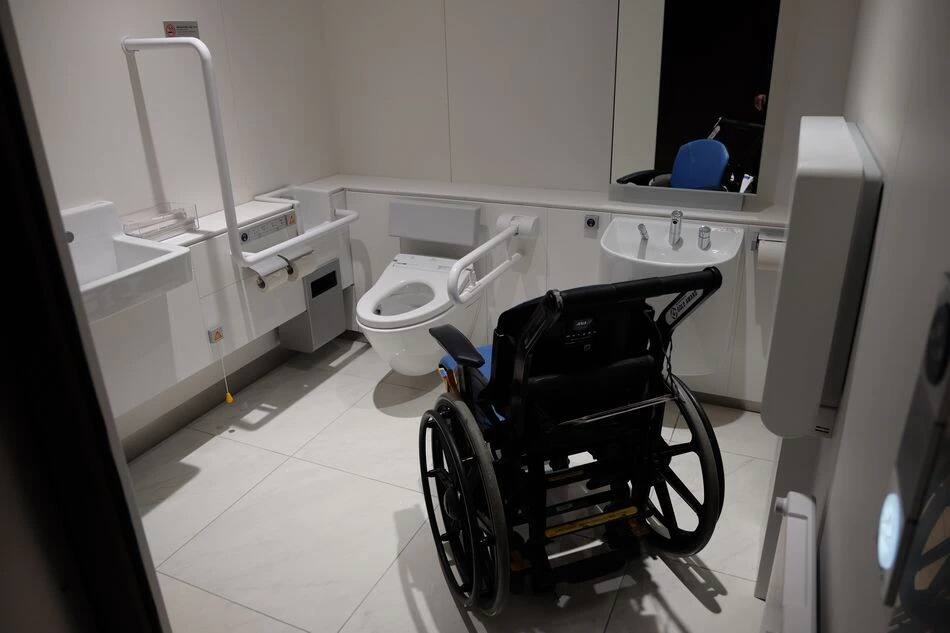 多目的トイレに車いすで入る様子