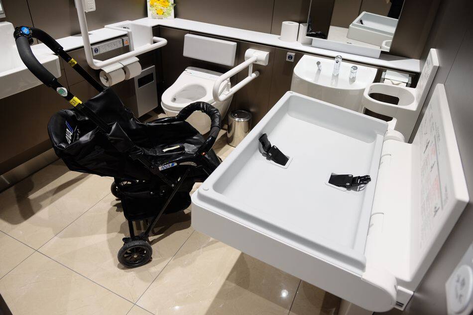 多目的トイレにベビーカーが入っている様子
