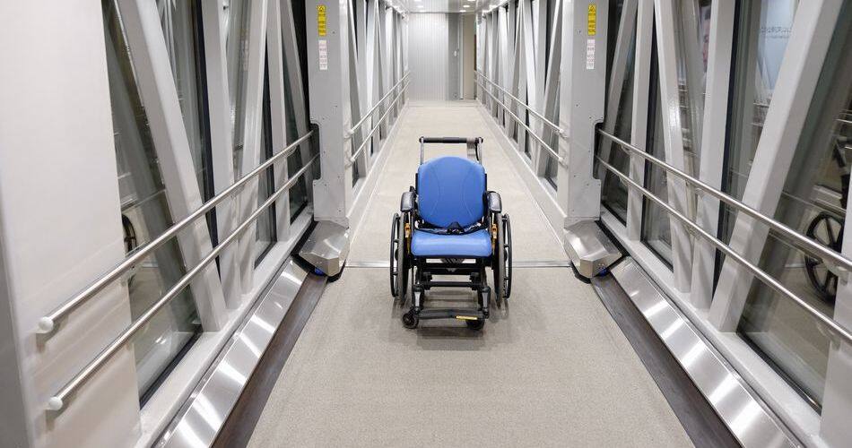 搭乗橋を車いすで渡っている様子