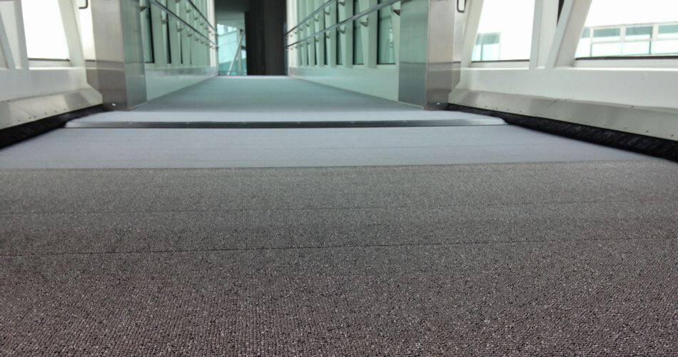 段差の少ないステップレス搭乗橋