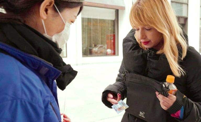 (photo) A woman tourist showing her ticket to the bus attendant