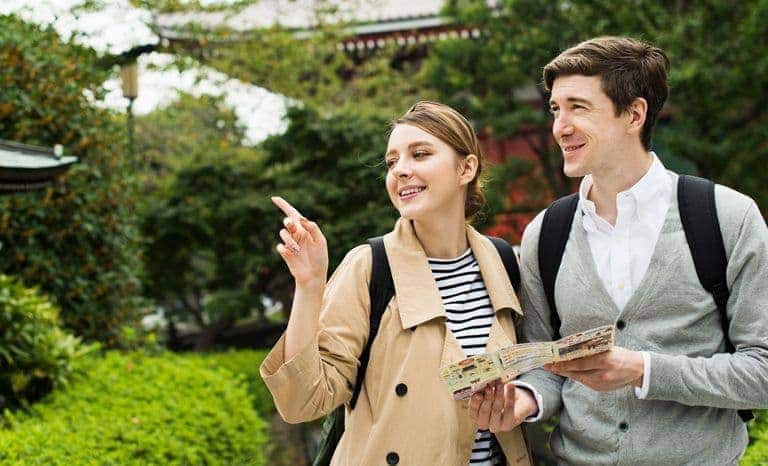 (photo) Tourists enjoying sightseeing at a temple