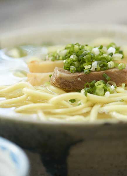 沖縄のソウルフードを味わう