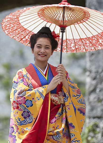 沖縄の伝統衣装を身に纏う