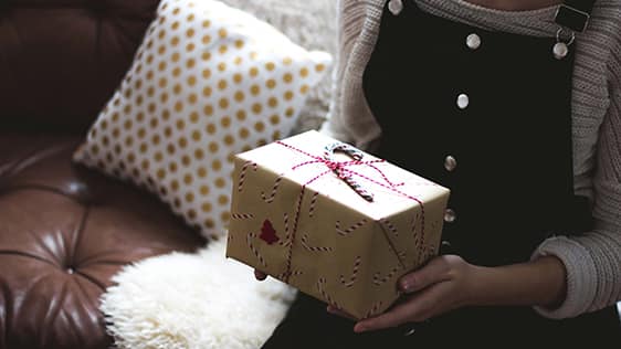 ラッピングされたプレゼントを持つ子供