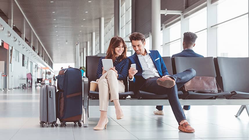 搭乗ゲートラウンジで会話するカップル