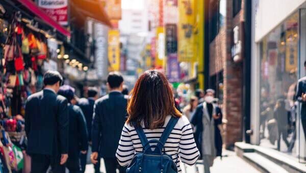 市場を歩いている女性