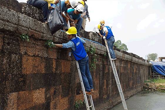 ANA Group employees volunteering at Angkor Wat