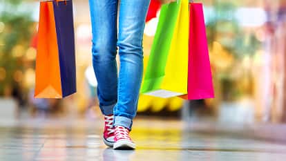 買い物をする人