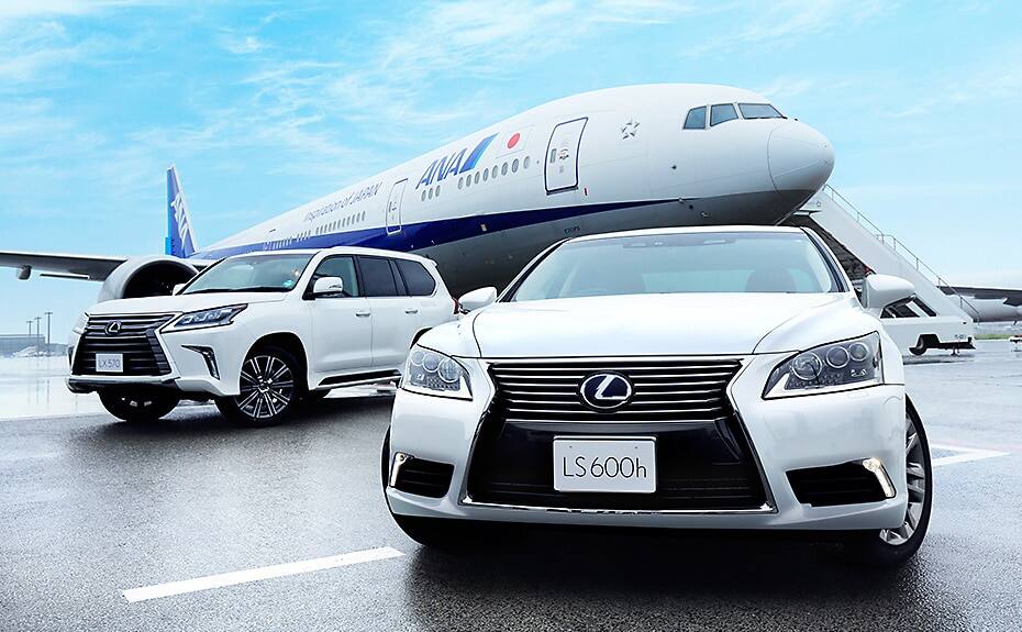 空港滑走路を走るLEXUS車