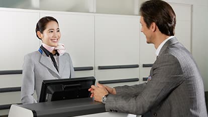 ANAのスタッフとお客様