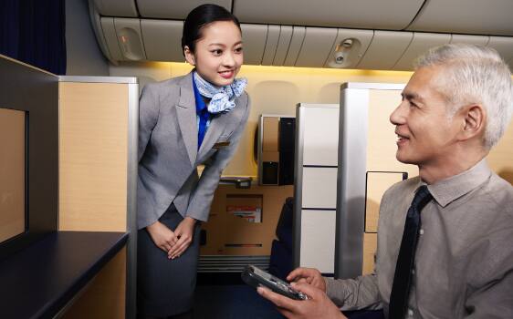 機内エンターテイメントを楽しむ男性乗客イメージ