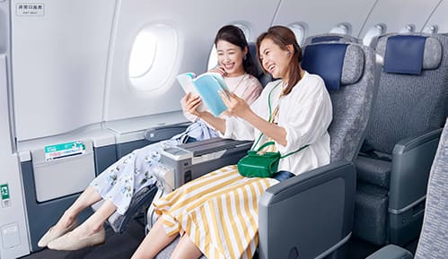 機内座席に座る二人の女性
