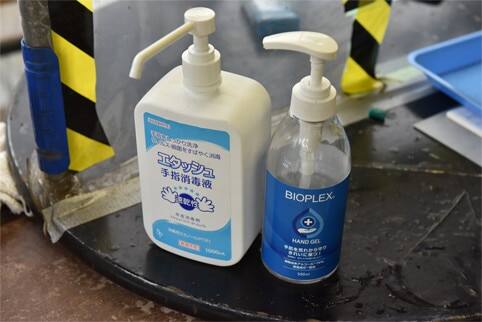 「天狗岩」ではコロナウイルス感染防止に考慮してビニールの仕切りとアルコール消毒液が用意されている
