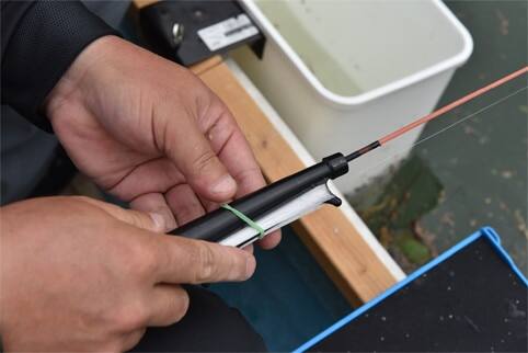 こちらは天狗岩でレンタルしていた手バネザオ。握りの部分にあるイト巻きにイトをストックし、仕掛けを上げるときは手でイトをたぐる